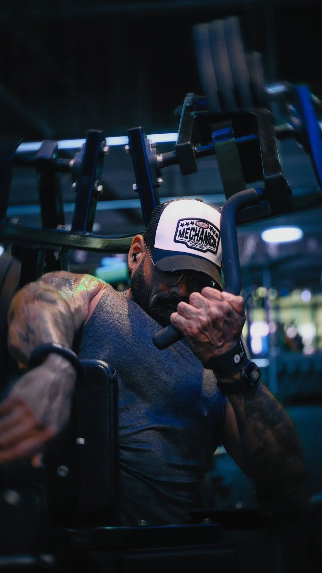 Gros plan d'un athlète en casquette pendant un tirage à la machine