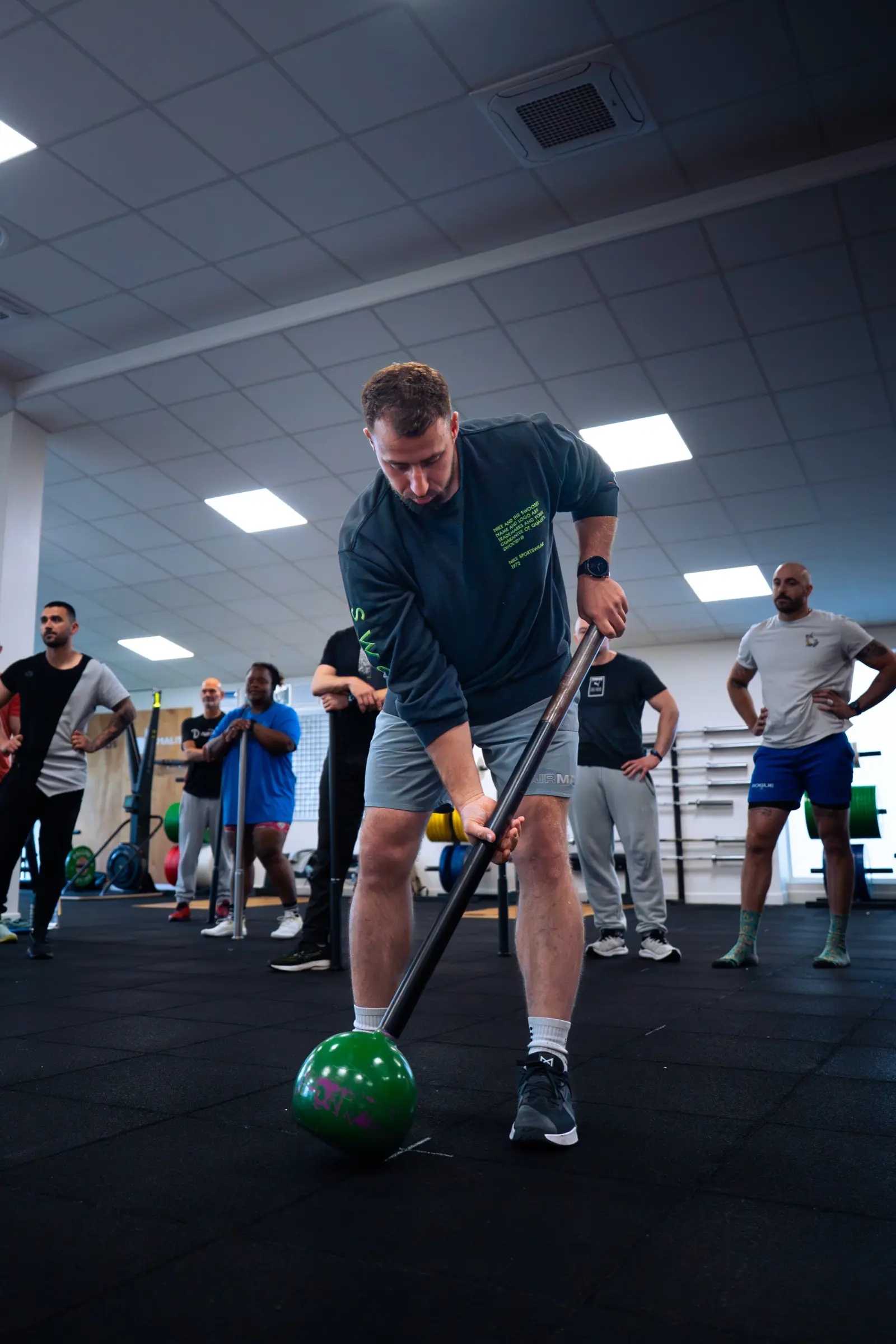 Exercice de massue en salle de formation