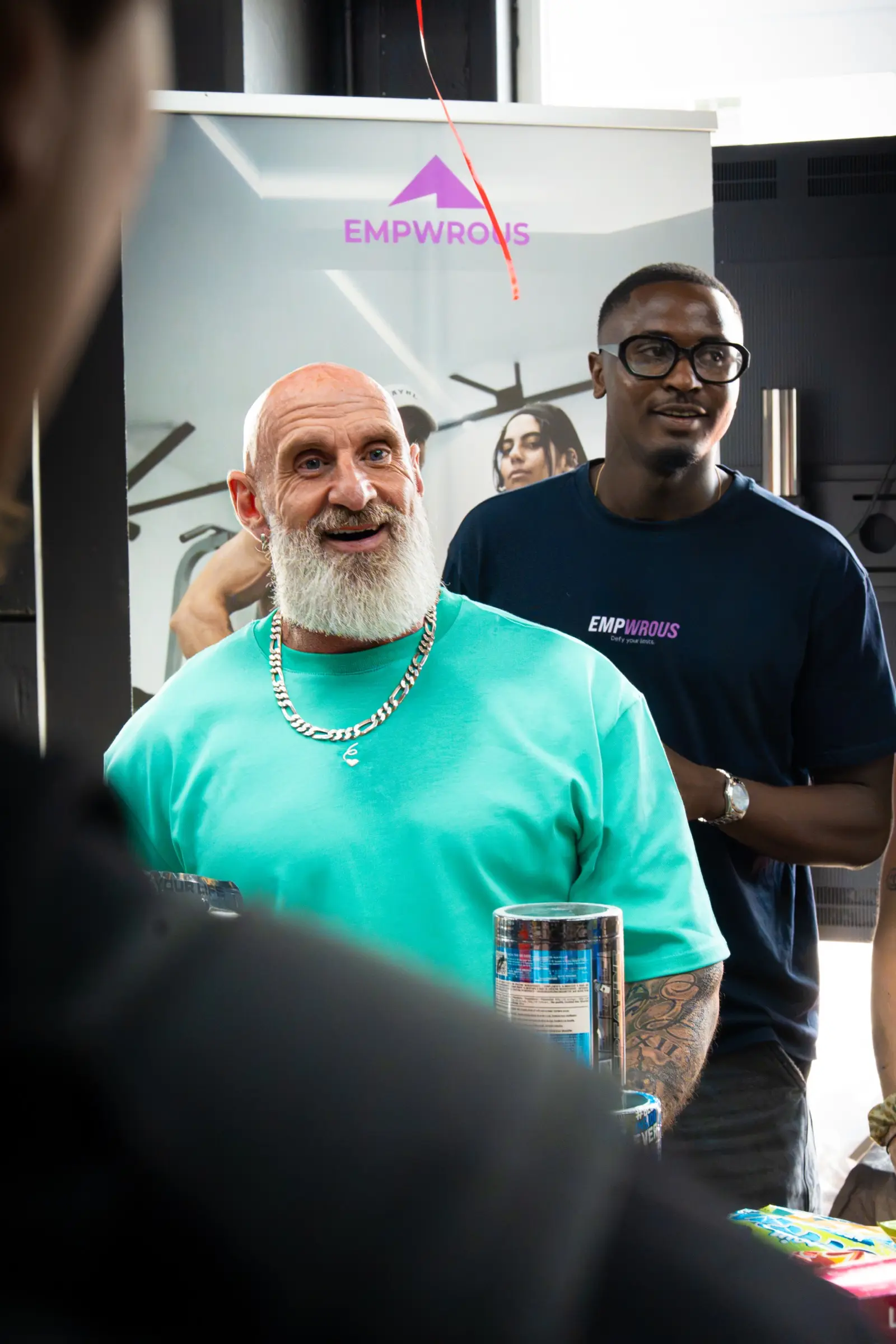 Homme à la barbe blanche souriant pendant un événement