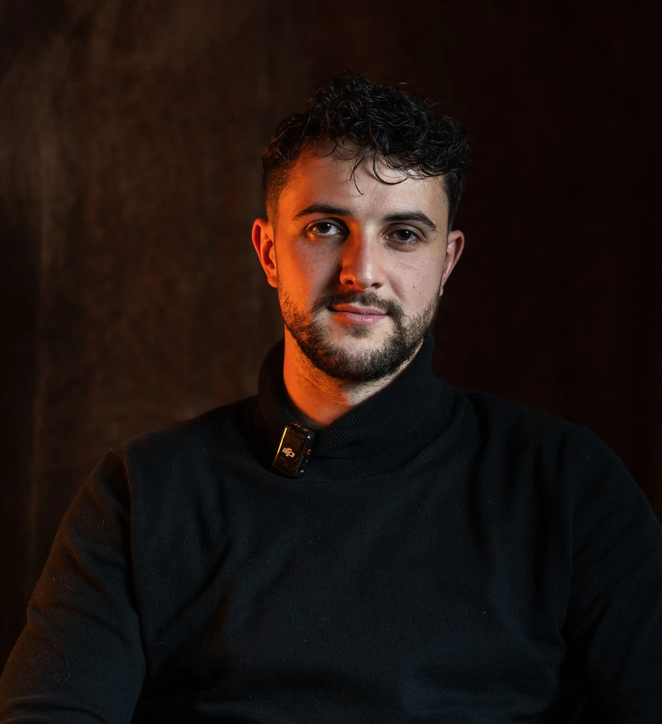 Portrait studio d'un homme barbu en pull noir